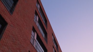 Modern İskandinav mimarisi. Modern bir konut binasının ön cephesi. Helsinki, Finlandiya 'nın Kalasatama mahallesi.