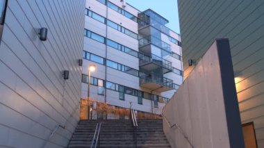 Modern İskandinav mimarisi. Modern bir konut binasının ön cephesi. Helsinki, Finlandiya 'nın Kalasatama mahallesi.