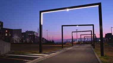 Modern Peyzaj Tasarımı. Finlandiya, Helsinki 'deki Kalasatama Mahallesi' nde gece şehir parkı.