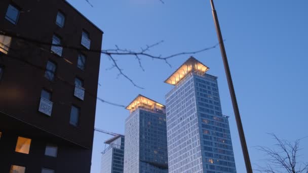 Los Primeros Rascacielos Finlandia Barrio Kalasatama Helsinki Los Edificios Apartamentos — Vídeos de Stock