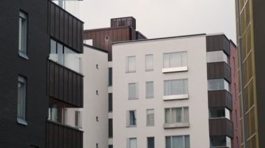 Modern İskandinav mimarisi. Tuğlalar ve modern konut binalarının beyaz cepheleri. Helsinki, Finlandiya 'nın Kalasatama mahallesi.