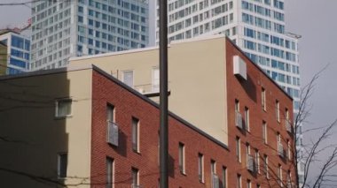 Modern İskandinav mimarisi. Finlandiya 'daki ilk gökdelen. Modern konut binasının ön cephesi. Helsinki, Finlandiya 'nın Kalasatama mahallesi.