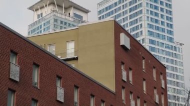 Modern İskandinav mimarisi. Finlandiya 'daki ilk gökdelen. Modern konut binasının ön cephesi. Helsinki, Finlandiya 'nın Kalasatama mahallesi.