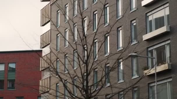 Arquitectura Nórdica Moderna Las Fachadas Ladrillos Los Edificios Residenciales Modernos — Vídeo de stock