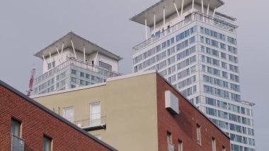 Modern İskandinav mimarisi. Finlandiya 'daki ilk gökdelen. Modern konut binasının ön cephesi. Helsinki, Finlandiya 'nın Kalasatama mahallesi.