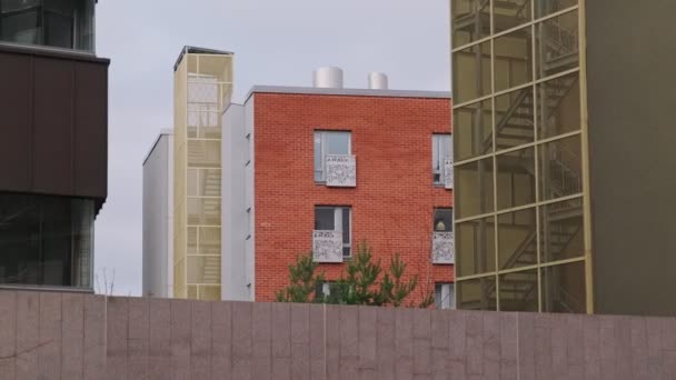 现代北欧建筑 现代住宅建筑的砖墙 紧急楼梯就像建筑设计的一部分 芬兰赫尔辛基Kalasatama社区 — 图库视频影像