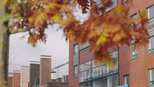 Сучасна Скандинавська Архітектура Кольорові Цегляні Фасади Сучасних Житлових Будинків Каласатама — стокове відео