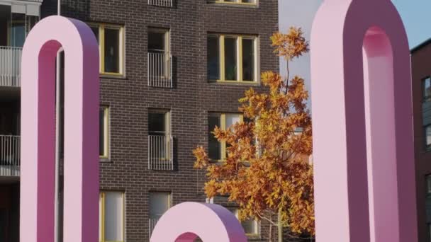 핀란드 2021 노르딕 건물의 정면에는 벽돌이 세워져 이웃이야 앞쪽에 분홍빛 — 비디오