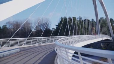 Helsinki, Finlandiya - 8 Kasım 2021: Modern yaya köprüsü. Kalasatama Mahallesi, eski liman bölgesinin soylulaştırılmasına inanılmaz bir örnek..