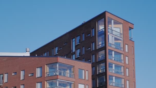 Helsingfors November 2021 Modern Nordisk Arkitektur Den Bruna Tegelfasaden Bostadshuset — Stockvideo