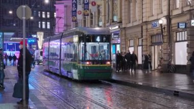 Helsinki, Finlandiya - 10 Kasım 2021: Sonbahar akşamı Aleksanterinkatu caddesinde ForCity Smart Artic Helsinki tramvayı