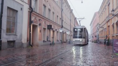 Helsinki, Finlandiya - 10 Kasım 2021: Yepyeni ForCity Smart Artic Jokeri X54 tramvayı. Jokeri Demiryolu hattının ilk tramvayı.