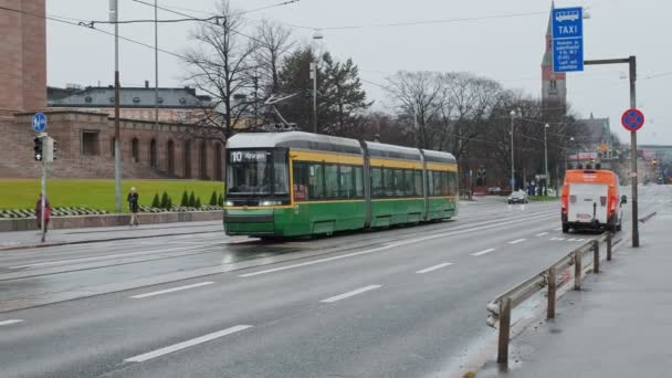 Helsingfors November 2021 Forcity Smart Artic Helsinki Spårvagn Gatan Regnig — Stockvideo