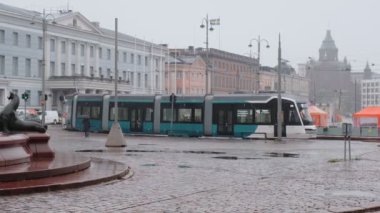 Helsinki, Finlandiya - 10 Kasım 2021: Yepyeni ForCity Smart Artic Jokeri X54 tramvayı. Jokeri Demiryolu hattının ilk tramvayı.