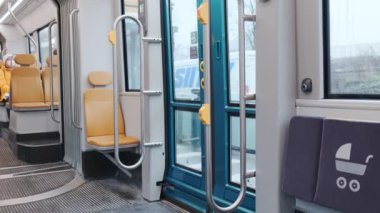 Helsinki, Finlandiya - 10 Kasım 2021: Yepyeni ForCity Smart Artic Jokeri X54 tramvayı. Jokeri Demiryolu hattının ilk tramvayı.