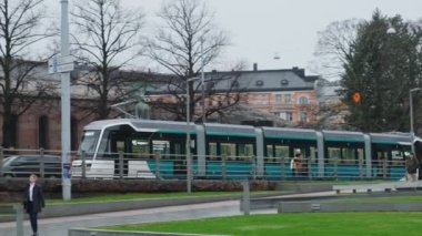 Helsinki, Finlandiya - 10 Kasım 2021: Yepyeni ForCity Smart Artic Jokeri X54 tramvayı. Jokeri Demiryolu hattının ilk tramvayı.