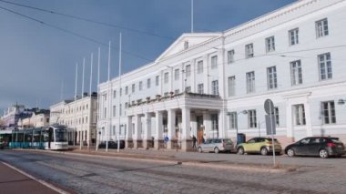 Helsinki, Finlandiya - 10 Kasım 2021: Yepyeni ForCity Smart Artic Jokeri X54 tramvayı. Jokeri Demiryolu hattının ilk tramvayı. Helsinki Belediye Binası