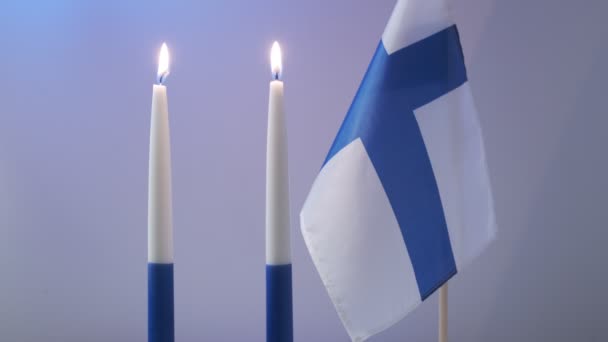 Die Traditionellen Blau Weißen Kerzen Und Die Flagge Finnlands Zum — Stockvideo