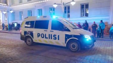 Helsinki, Finlandiya - 27 Kasım 2021: Aleksanterinkatu Caddesi 'ndeki geleneksel Noel Geçidi Polisi