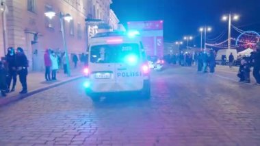 Helsinki, Finlandiya - 27 Kasım 2021: Aleksanterinkatu Caddesi 'ndeki geleneksel Noel Geçidi Polisi