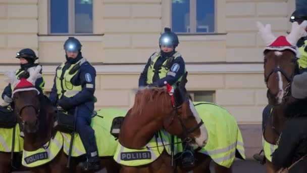 Helsinki Finlandiya Kasım 2021 Noel Açılış Kutlaması Sırasında Atlı Polis — Stok video