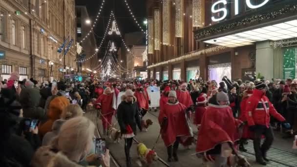 Helsinki Finlandia Noviembre 2021 Tradicional Desfile Navidad Calle Aleksanterinkatu — Vídeo de stock