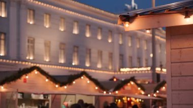 Helsinki Noel Pazarı. Arka planda, Helsinki Belediye Binası Noel için dekore edilmiştir. Finlandiya.