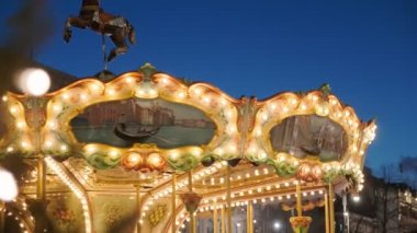 Helsinki, Finlandiya - 1 Aralık 2021: Helsinki Noel Pazarı 'ndaki geleneksel Atlıkarınca