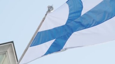 Helsinki Caddesi 'nde Bağımsızlık Günü için Finlandiya bayrağı göndere çekildi.
