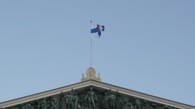 Helsinki 'deki Ev' in Bağımsızlık Günü için Finlandiya bayrağı göndere çekildi.