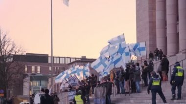 Helsinki, Finlandiya - 6 Aralık 2021: Finlandiya Parlamentosu yakınlarındaki Bağımsızlık Günü 'nde geleneksel gösteri