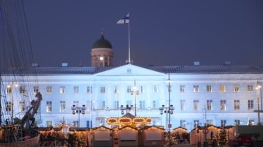 Helsinki, Finlandiya - 6 Aralık 2021: Helsinki Noel Pazarı, Finlandiya. Arka planda Helsinki Belediye Binası.
