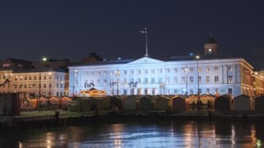 Helsinki, Finlandiya - 6 Aralık 2021: Helsinki Noel Pazarı, Finlandiya. Arka planda Helsinki Belediye Binası.
