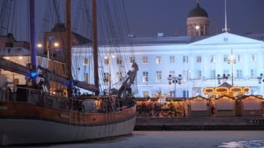 Helsinki, Finlandiya - 6 Aralık 2021: Helsinki Noel Pazarı, Finlandiya. Arka planda Helsinki Belediye Binası.