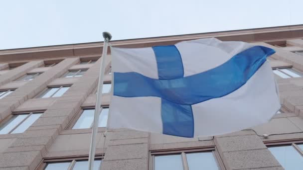 Bandera Finlandesa Izada Para Día Independencia Helsinki Street — Vídeos de Stock