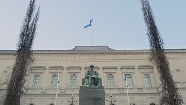 Bandera Finlandesa Izada Para Día Independencia Sobre Edificio Del Banco — Vídeo de stock