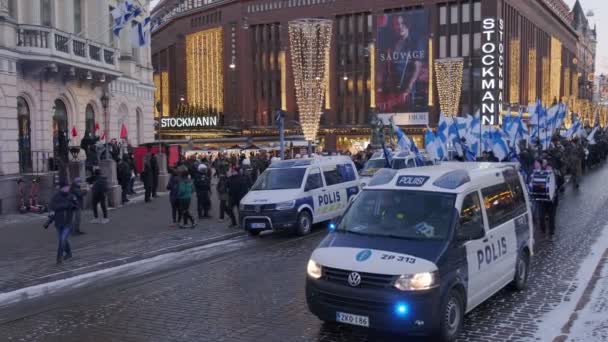 Helsinki Finlandia Diciembre 2021 Policía Finlandesa Escolta Manifestación Tradicional Día — Vídeos de Stock