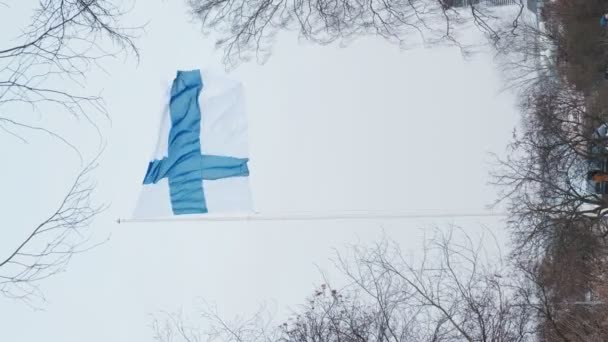 Σημαία Φινλανδίας Για Την Ημέρα Ανεξαρτησίας Στο Ελσίνκι — Αρχείο Βίντεο
