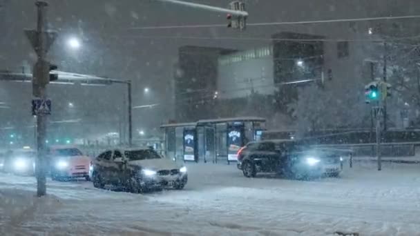 Las fuertes nevadas en la noche en Helsinki, Finlandia. — Vídeos de Stock