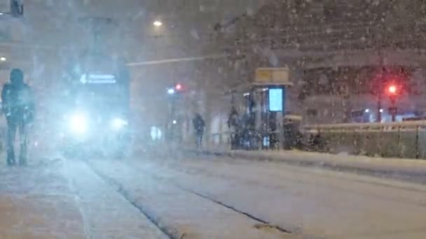 Nattens kraftiga snöfall i Helsingfors, Finland. — Stockvideo