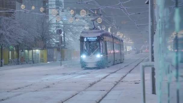 Opady śniegu w nocy w Helsinkach, Finlandia. — Wideo stockowe