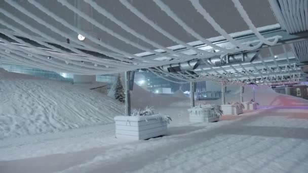 Les fortes chutes de neige dans la nuit à Helsinki, Finlande. — Video