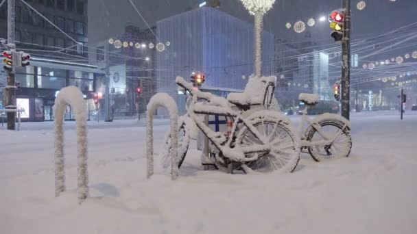 De zware sneeuwval in de nacht in Helsinki, Finland. — Stockvideo
