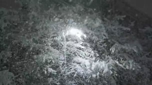 Silný sníh v noci v Helsinkách, Finsko. — Stock video