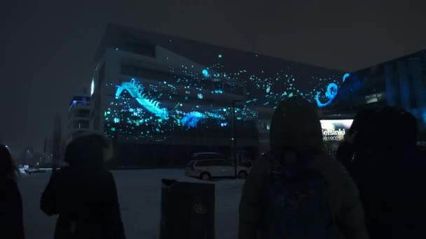 El edificio de oficinas UPM-Kymmene durante el festival de luces Lux Helsinki — Vídeos de Stock