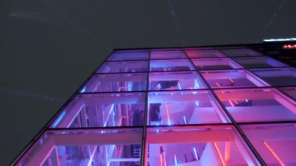 Okno wystawowe centrum handlowego z instalacją świetlną — Wideo stockowe
