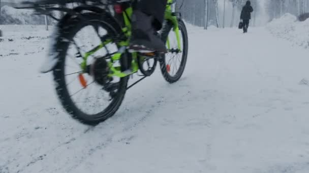 Il ciclista che si muove per strada durante la bufera di neve. — Video Stock