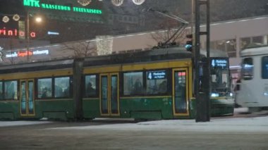 Tramvay Helsinki, Mannerheimintie caddesinde hareket ediyor.