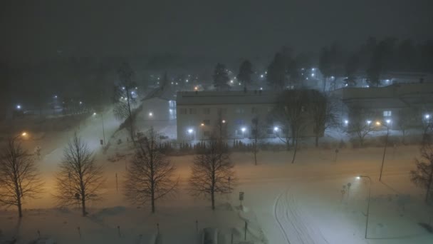 Pohled na město během silné sněhové bouře. — Stock video