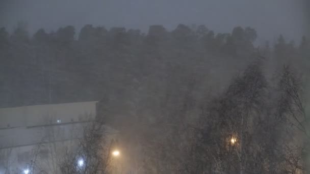 Вид на город во время сильной снежной бури. — стоковое видео